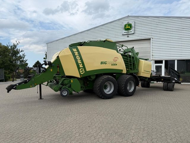 KRONE Big Pack 4x4  xc. Med POMI vogn