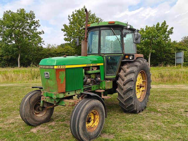 John Deere 4230