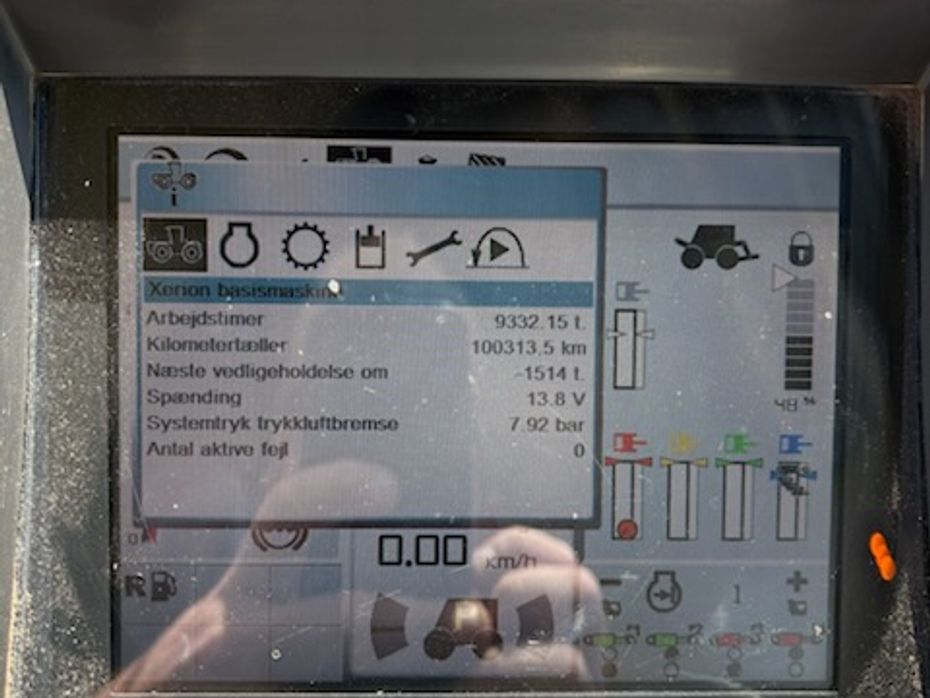 CLAAS XERION 3300 3300 - Traktorer - Traktorer 4 wd - 6