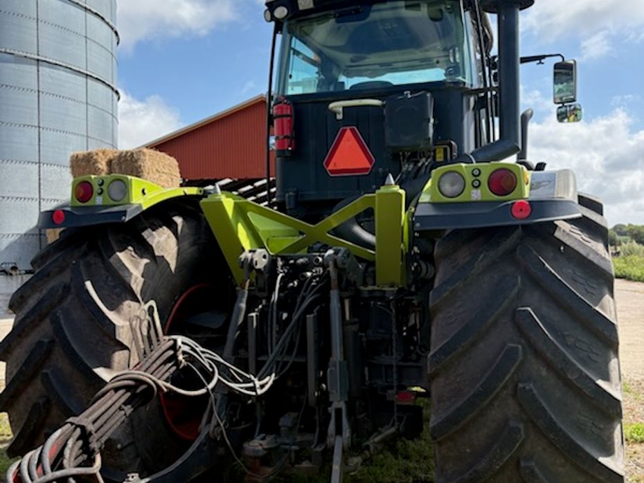 CLAAS XERION 3300 3300 - Traktorer - Traktorer 4 wd - 4