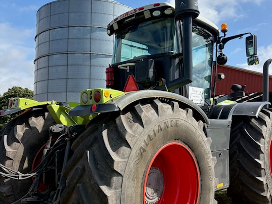 CLAAS XERION 3300 3300 - Traktorer - Traktorer 4 wd - 3