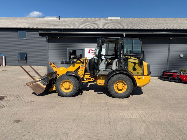 CAT 906M