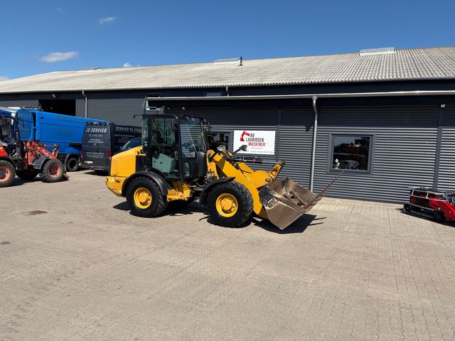 CAT 906M