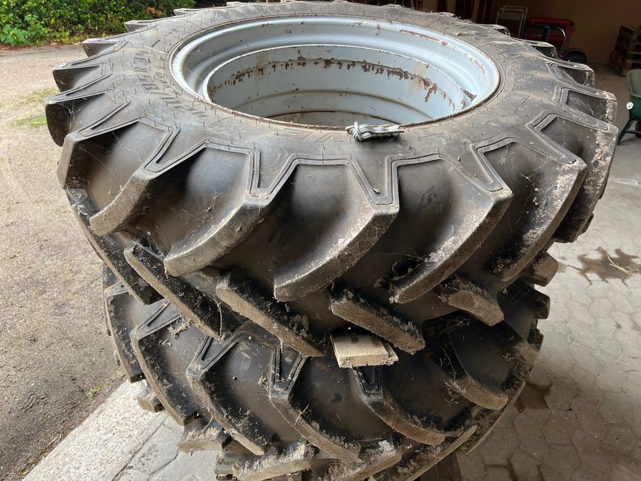 John Deere 5100 R 4wd m. komplet nyere hjul pakke Sprøjte & Tvilling - Traktorer - Traktorer 4 wd - 5