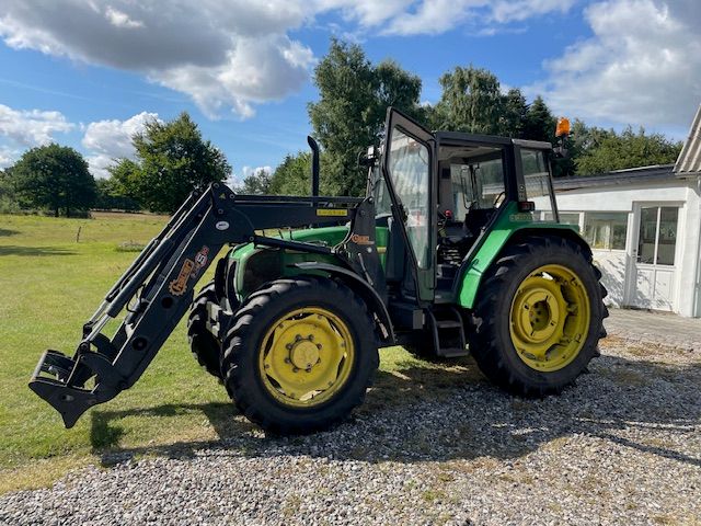 John Deere 3300 X med frontlæsser