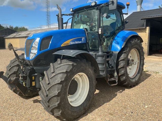 New Holland T7030