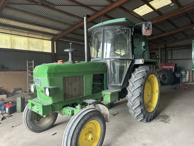 John Deere 2140