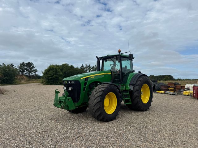 John Deere 8230