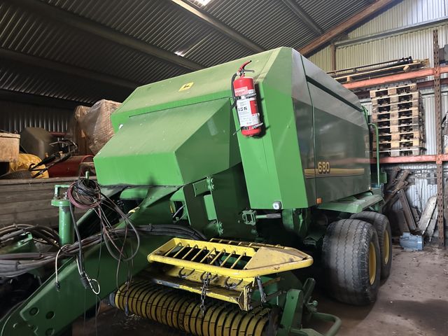John Deere 680 minibigballe presser med samlevogn