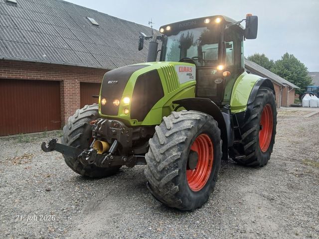 CLAAS AXION 840 C-Matic med frontlift og front pto.