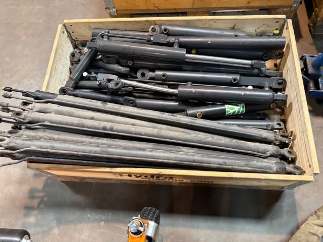 Lot med diverse hydraulik stempler 