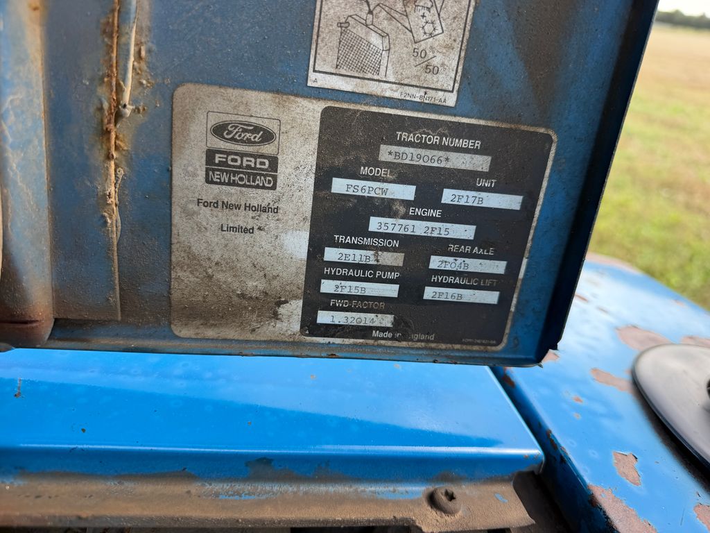 New Holland 8240 Fin traktor, går vildt godt i motoren – detalje 19