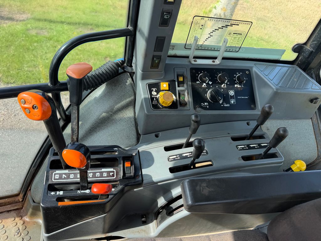 New Holland 8240 Fin traktor, går vildt godt i motoren – billede 16