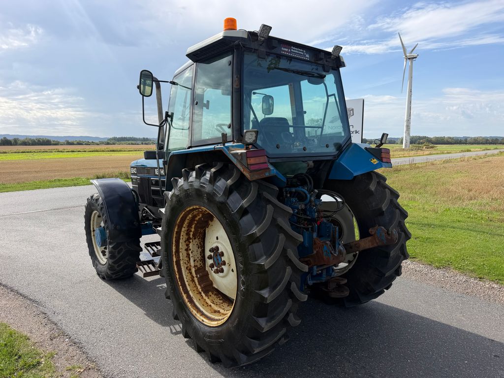New Holland 8240 Fin traktor, går vildt godt i motoren – billede 7