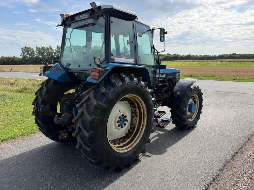 New Holland 8240 Fin traktor, går vildt godt i motoren – billede 5