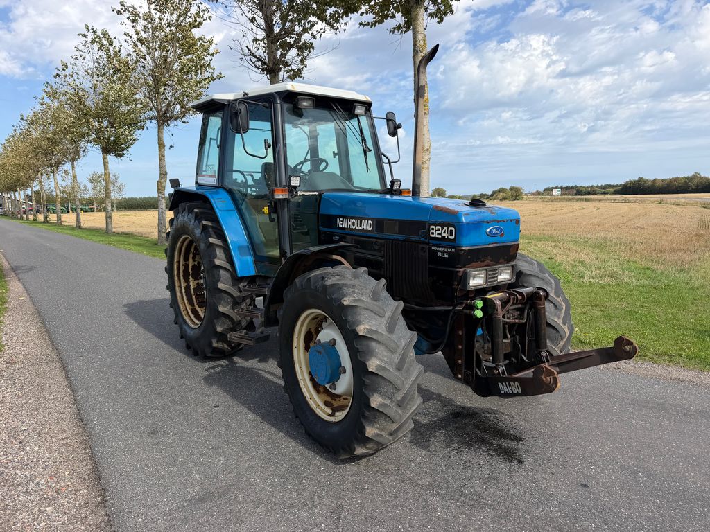 New Holland 8240 Fin traktor, går vildt godt i motoren – billede 3