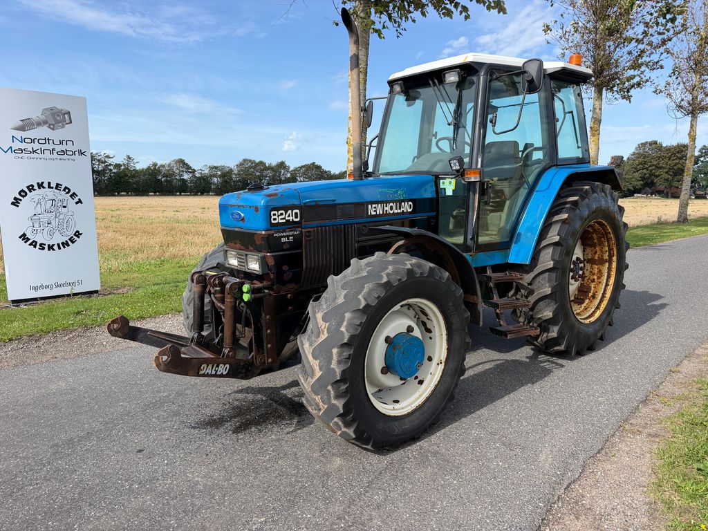 New Holland 8240 Fin traktor, går vildt godt i motoren 1992 brugt maskine til salg