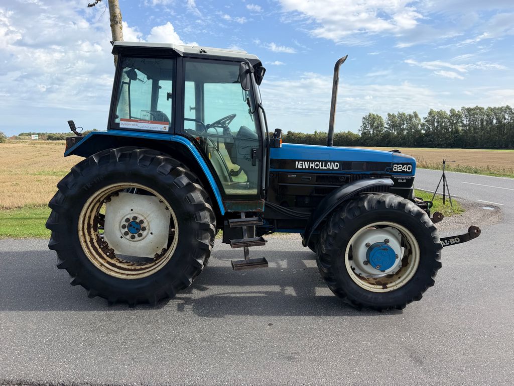 New Holland 8240 Fin traktor, går vildt godt i motoren – billede 4