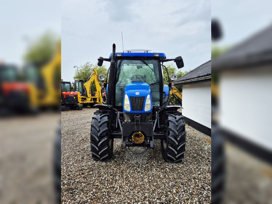 New Holland TS110A / kun 3.500 driftstimer / frontlift og PTO / Electro command - Traktorer - Traktorer 4 wd - 3