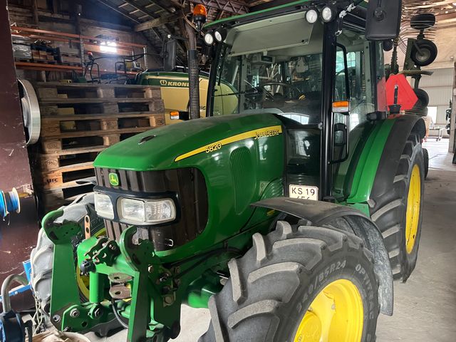 John Deere 5820