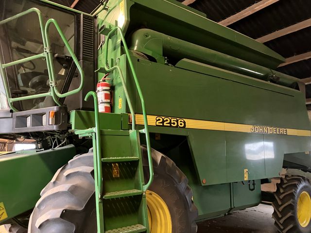John Deere 2256