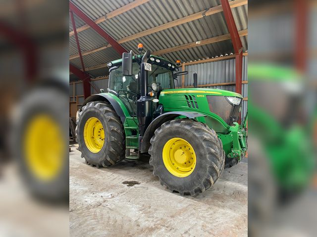 John Deere 6215R