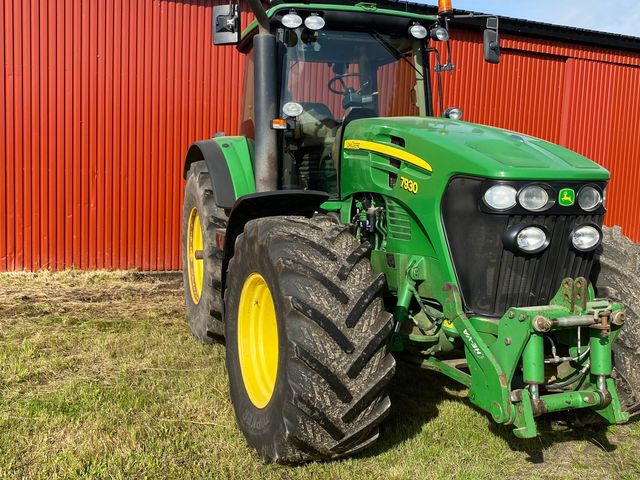 John Deere 7930 Premium TLS.