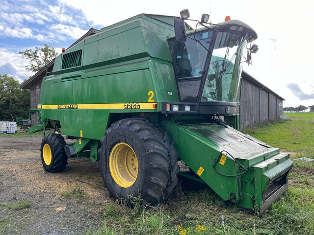 John Deere 2266