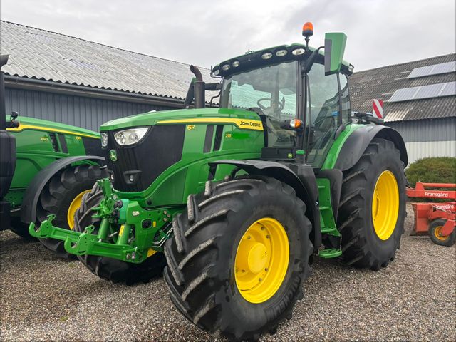 John Deere 6R215