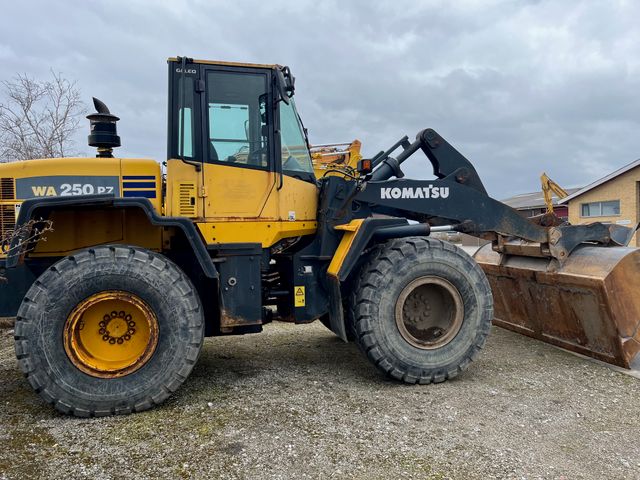 Komatsu WA250PZ-5