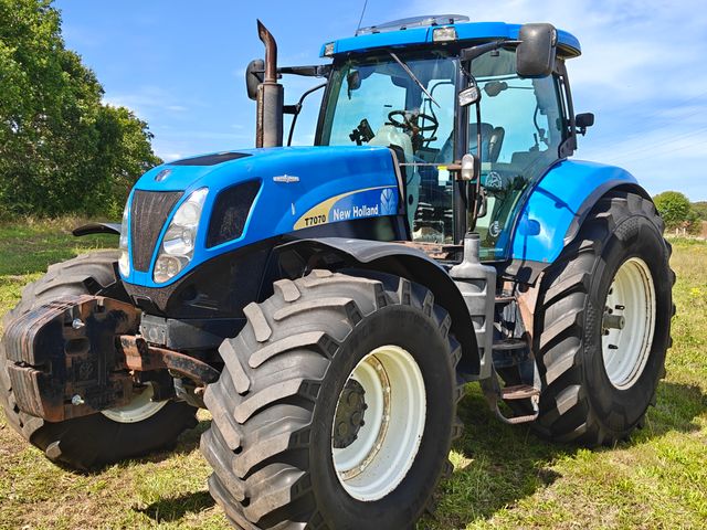 New Holland T7070