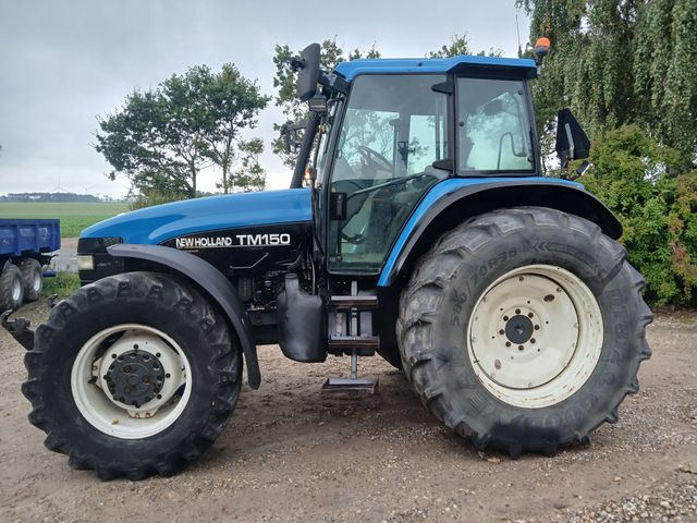 New Holland TM 150 med frontlift and RC gearbox