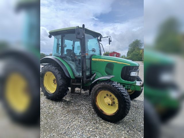 John Deere 5820