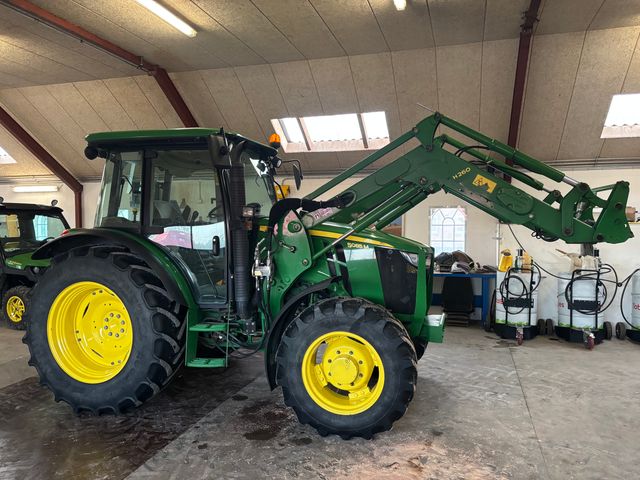John Deere 5085M