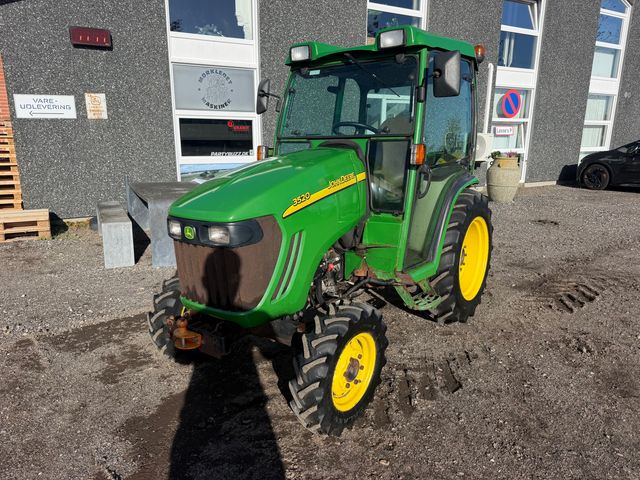 John Deere 3520