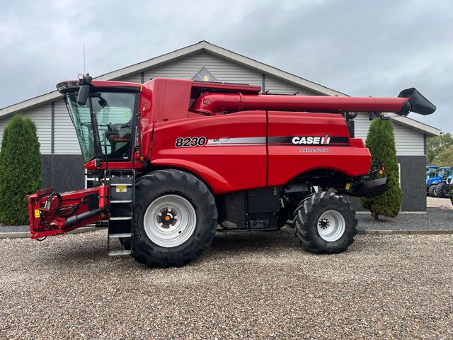 Case IH Axial Flow 8230