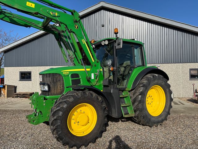 John Deere 6830